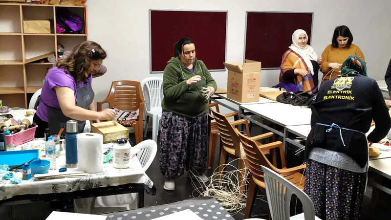 Edremit Mehmetalan'da açılan el sanatları kursu, vatandaşların yoğun ilgisiyle karşılaştı.
