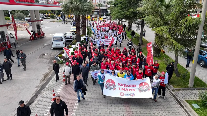 Edremit'te binlerce vatandaşın katılımıyla 1 Mayıs Emek ve Dayanışma Günü