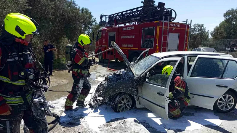 Balıkesir'in Edremit ilçesinde seyir halindeki bir otomobilde yangın çıktı. İtfaiye