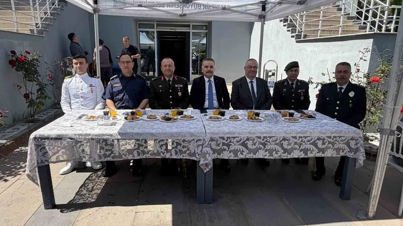 Balıkesir Edremit'te Kurban Bayramı dolayısıyla düzenlenen geleneksel kurumlar arası resmi