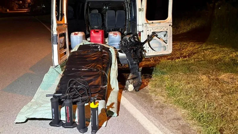 Balıkesir Edremit'te İl Jandarma Komutanlığı'nın düzenlediği operasyonda 31 kaçak göçmen