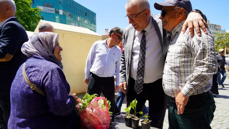 Edremit Belediyesi, yerel tarımı desteklemek amacıyla Cumhuriyet Meydanı'nda ata tohumu