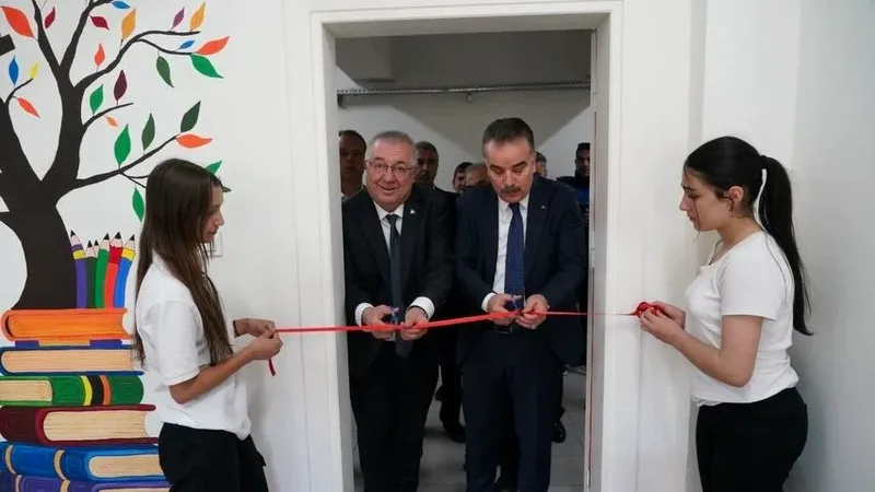 Edremit Belediyesi'nin destekleriyle Zeytinli Ortaokulu'na kazandırılan modern kütüphane hizmete açıldı.