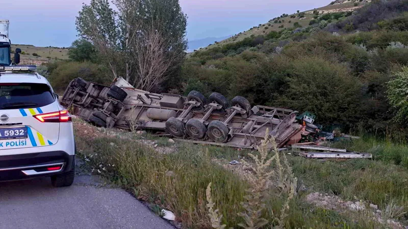 Malatya'nın Akçadağ ilçesinde ekmek yüklü bir tır, sürücüsünün direksiyon kontrolünü