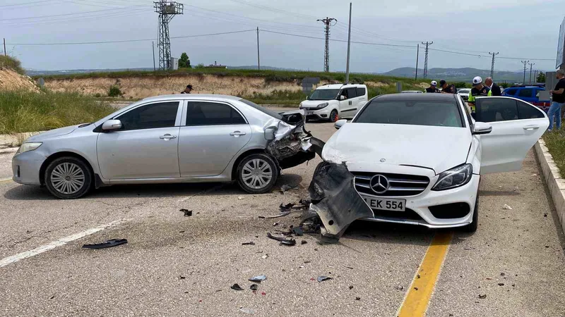 Elazığ-Keban kara yolu Çemişgezek kavşağında iki otomobilin çarpışması sonucu 1'i