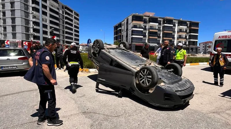 Elazığ'da iki otomobilin çarpışması sonucu meydana gelen kazada, araçlardan biri