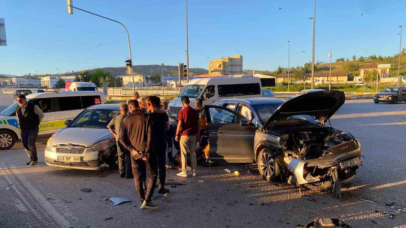 Elazığ-Sivrice yolu Kekliktepe Kavşağı'nda cip ile otomobilin çarpışması sonucu 4