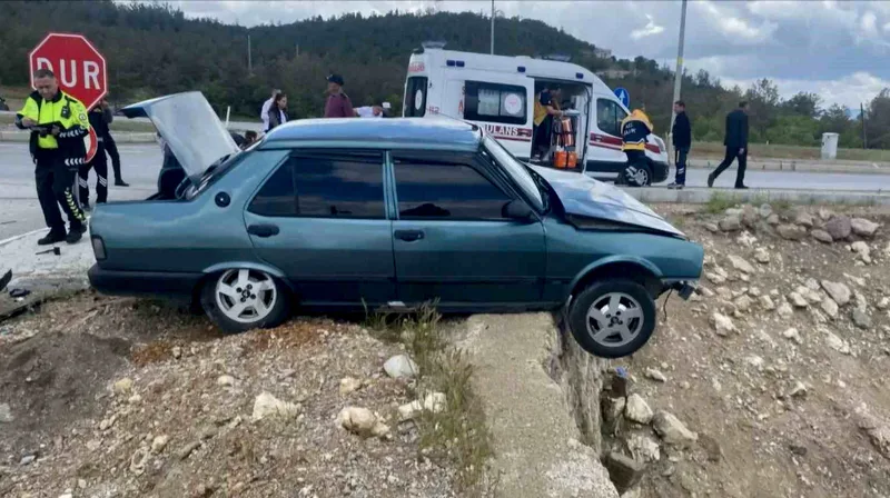 Kütahya'nın Emet ilçesinde iki aracın kavşakta çarpışması sonucu 3 kişi