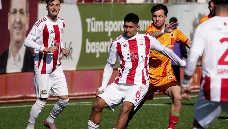 Ayvalıkgücü Belediyespor'un 20 yaşındaki futbolcusu Emirhan Boz, milli takım kamp