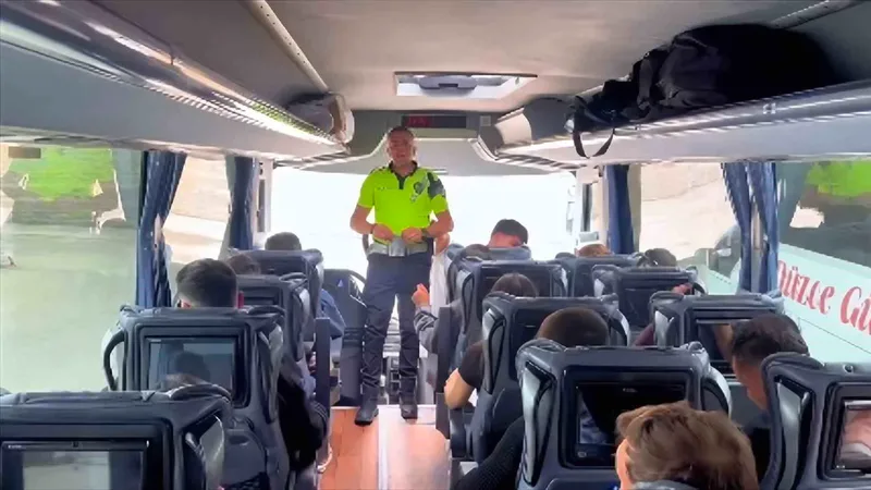 Bilecik'te Kurban Bayramı trafik denetimleri kapsamında polis ekipleri, sürücü ve