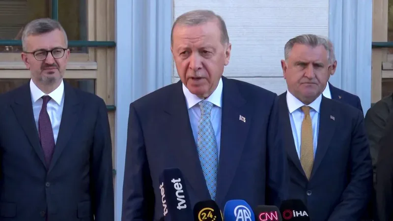 Cumhurbaşkanı Erdoğan, Kurban Bayramı namazını Büyük Çamlıca Camii'nde kıldı. Erdoğan,