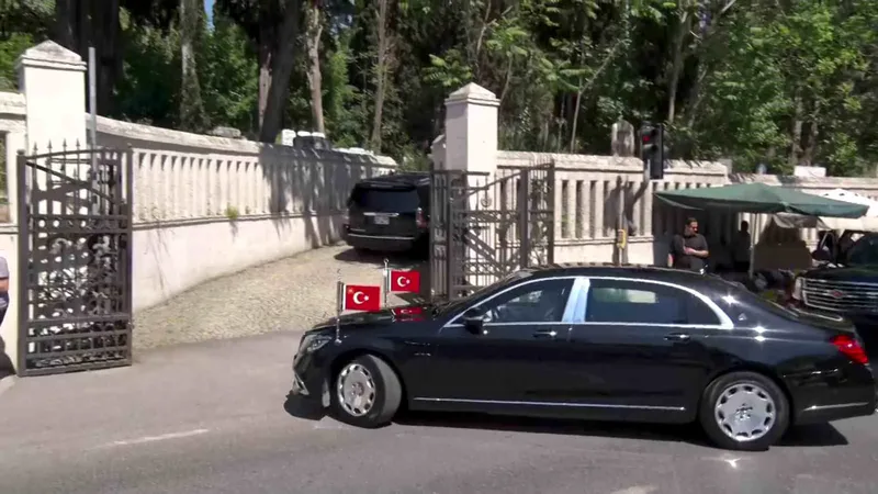 Cumhurbaşkanı Erdoğan, Kurban Bayramı arefesinde annesi ve babasının kabirlerini ziyaret