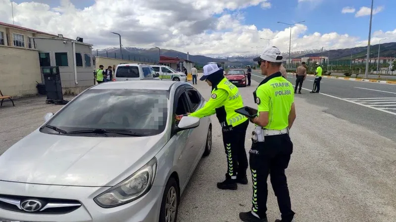 Erzincan'da Kurban Bayramı tedbirleri kapsamında sivil otobüs denetimi yapıldı. Emniyet