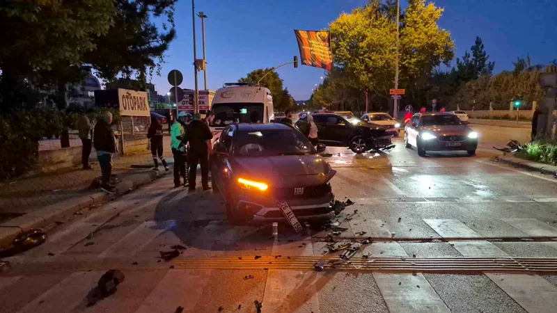 Eskişehir Tepebaşı ilçesinde meydana gelen trafik kazasında iki otomobil çarpıştı.