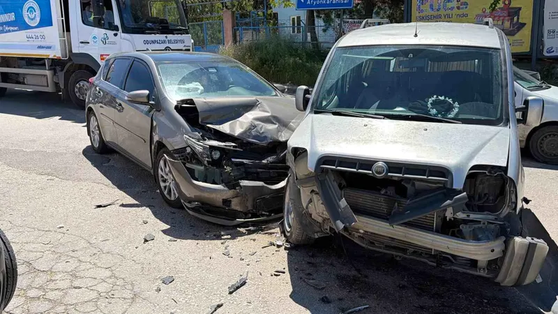 Eskişehir'in Odunpazarı ilçesinde meydana gelen trafik kazasında 1'i çocuk 5
