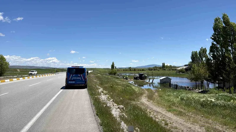 Sivas'ın Hafik ilçesinde meydana gelen trafik kazasında 3'ü ağır 4