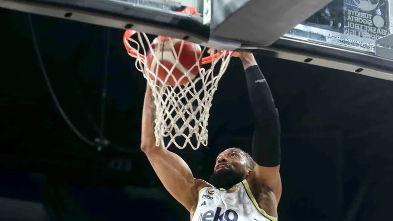 Fenerbahçe, play-off çeyrek finalinde Erokspor'u deplasmanda 96-73 mağlup ederek yarı