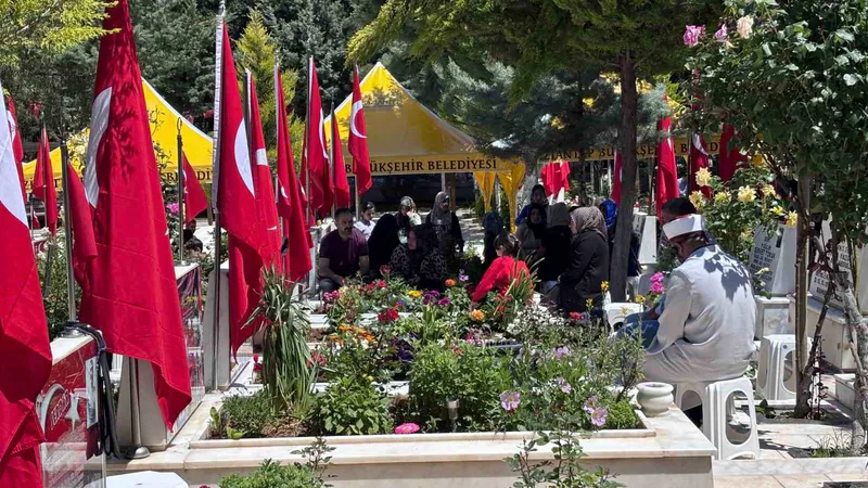 Gaziantep'te Kurban Bayramı öncesi arefe günü mezarlıklar ve şehitlikler ziyaretçi