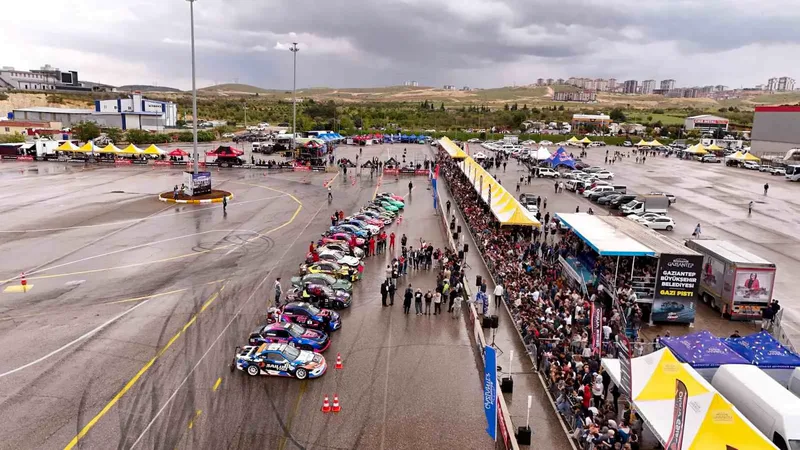 Gaziantep'te düzenlenen 2026 Türkiye Drift Şampiyonası'nın ikinci ayağına binlerce vatandaş