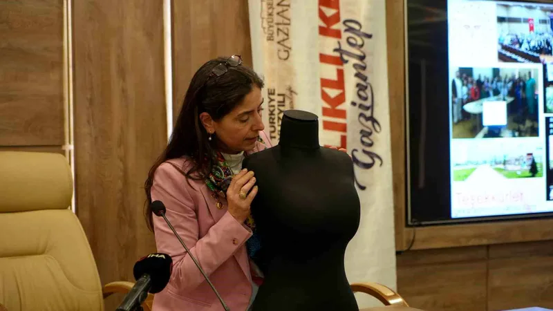 Gaziantep'te düzenlenen meme kanseri farkındalık eğitiminde uzmanlar, erken tanının tedavideki