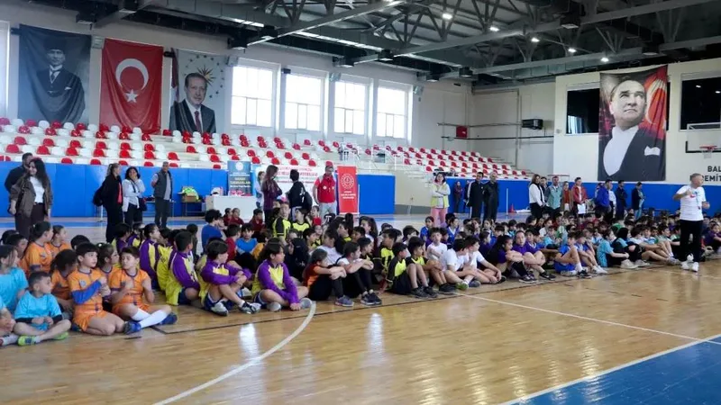 Edremit'te düzenlenen Geleneksel Çocuk Oyunları etkinliğine 8 bin 368 öğrenci
