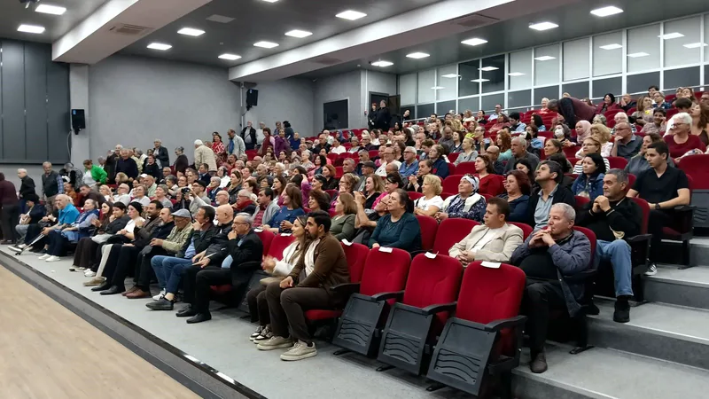 Gömeç'te düzenlenen bahara merhaba konserinde Türk Halk Müziği Korosu, 24