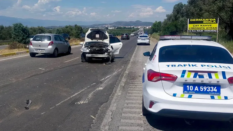 Balıkesir'in Gömeç ilçesinde E-87 karayolu üzerinde iki otomobilin çarpışması sonucu