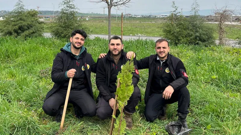 Gönen Meslek Yüksekokulu bahçesinde düzenlenen fidan dikme etkinliğinde yüzlerce fidan