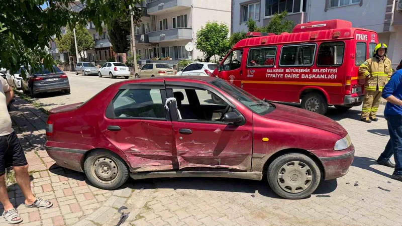 Balıkesir'in Gönen ilçesinde iki aracın çarpışması sonucu meydana gelen trafik