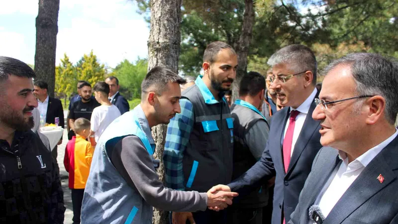 Kayseri Hacılar Belediyesi'nin 15 Temmuz Şehitler Parkı'nda düzenlediği bayramlaşma programına