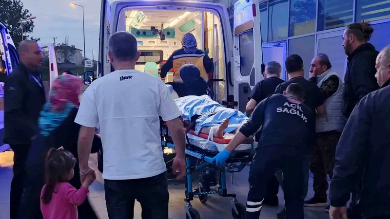Samsun'un Bafra ilçesinde hafif ticari aracın çarptığı motorlu kurye ağır