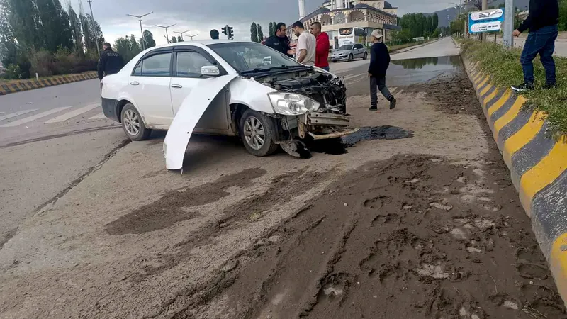 Muş'un Hasköy ilçesinde hafriyat kamyonu ile otomobilin çarpışması sonucu 1