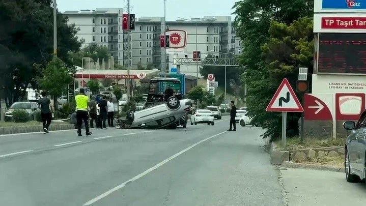 Hatay'ın Belen ilçesinde kontrolden çıkan otomobil refüje çarparak takla attı.