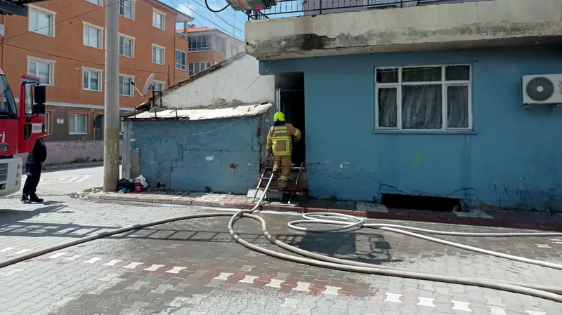 Balıkesir Havran'da iki katlı binanın zemin katında çıkan yangın itfaiye