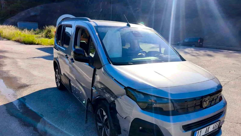 Bilecik'te iki otomobilin çarpışması sonucu 4 kişi yaralandı. Kaza, Ertuğrulgazi