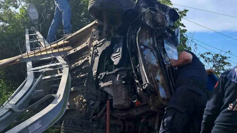 Kastamonu'nun İnebolu ilçesinde hafif ticari aracın elektrik direğine çarparak devrilmesi