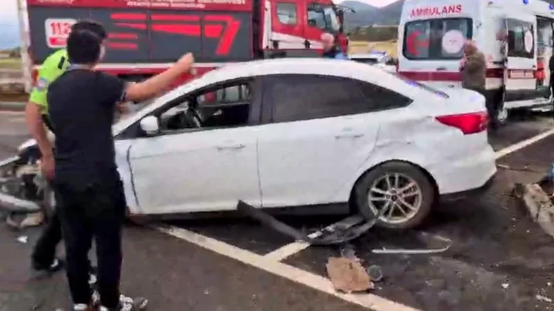 Gaziantep'in İslahiye ilçesinde meydana gelen trafik kazasında iki otomobil çarpıştı.
