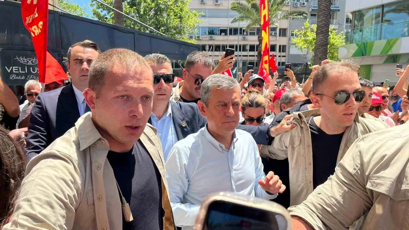 Mahkeme kararıyla CHP Genel Başkanlığı görevinden alınan Özgür Özel'in İzmir'de
