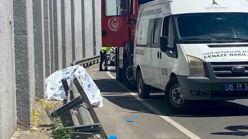 İzmir'in Konak ilçesinde bir market çalışanı, motosikletiyle kontrolden çıkarak demir