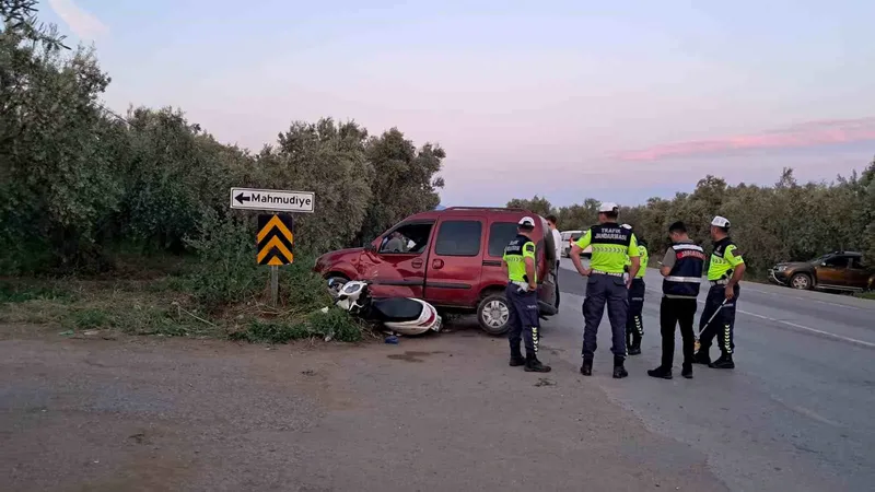 Bursa'nın İznik ilçesinde hafif ticari araç ile motosikletin çarpıştığı kazada