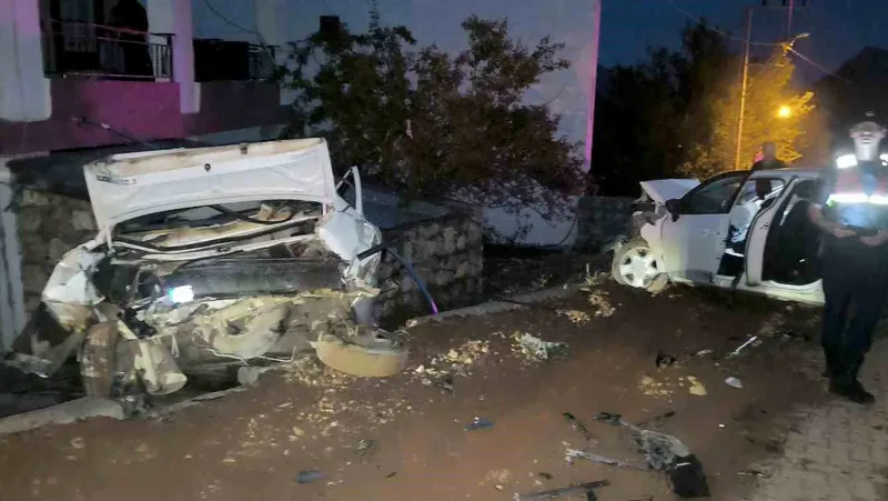 Adıyaman'ın Kahta ilçesinde kontrolden çıkan otomobil, park halindeki araca çarptı.
