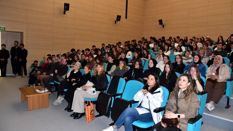 Balıkesir Üniversitesi Mimarlık Fakültesi'nde düzenlenen KampüsTalks etkinliğinde tasarım dünyasının usta