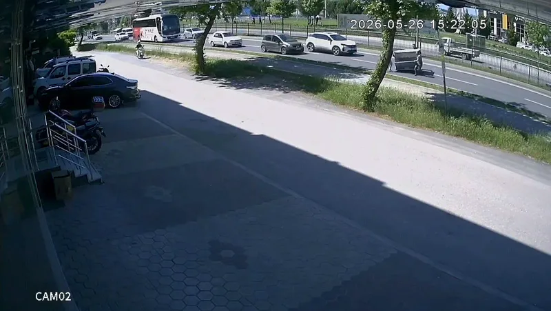 Bursa İnegöl'de seyir halindeki kamyonetin kasasından düşen dev demir kafes,