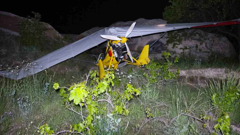 Nevşehir Kapadokya'da motor arızası sonucu zorunlu iniş yapan microlight hava