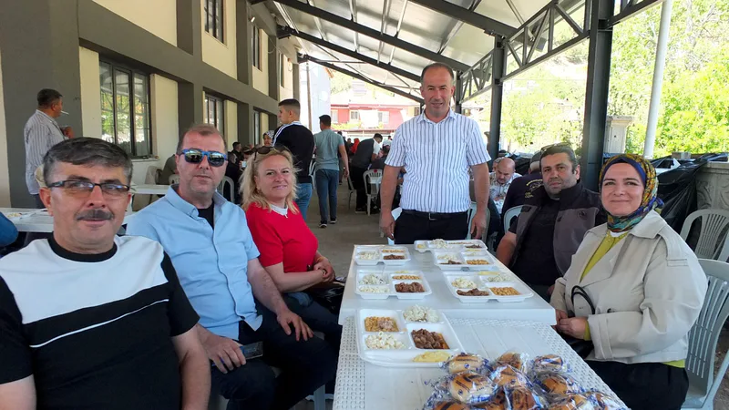 Balıkesir'in Burhaniye ilçesine bağlı Karadere köyünde düzenlenen çiftçi hayrına yaklaşık