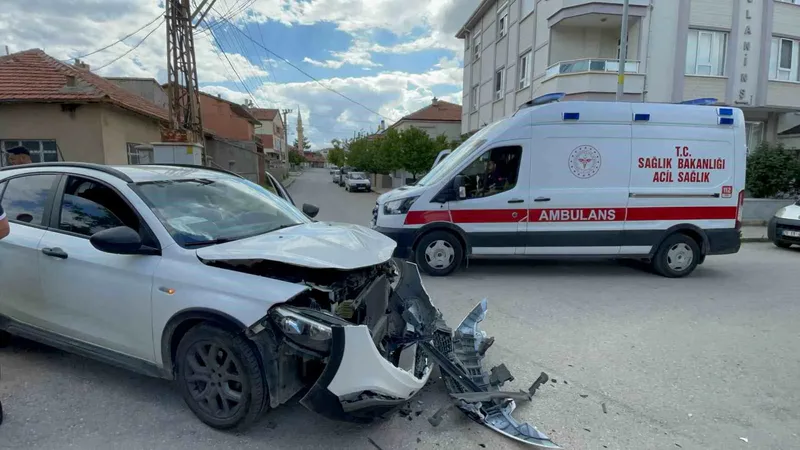 Karaman'da kontrollsüz bir kavşakta iki aracın çarpıştığı kaza, güvenlik kamerasına