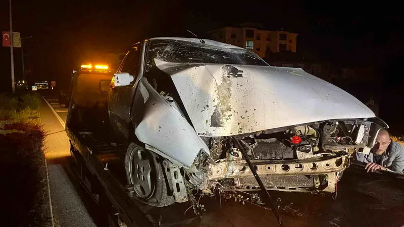 Karaman'da gece saatlerinde meydana gelen trafik kazasında kontrolden çıkan otomobil,