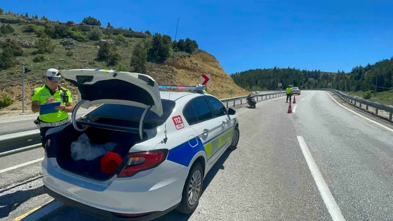 Karaman-Mersin kara yolu üzerinde kontrolden çıkan motosiklet bariyerlere çarptı. Kazada