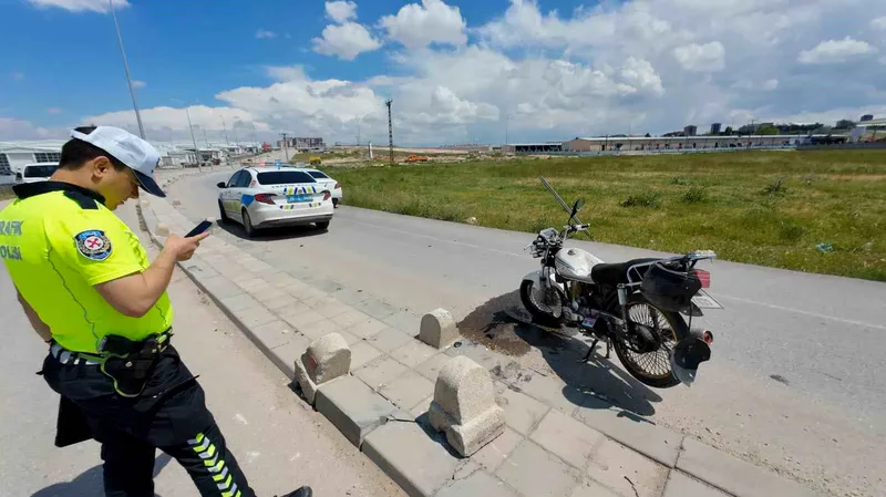Karaman'da kontrolden çıkan bir motosiklet refüjdeki beton dubaya çarptı. Kazada