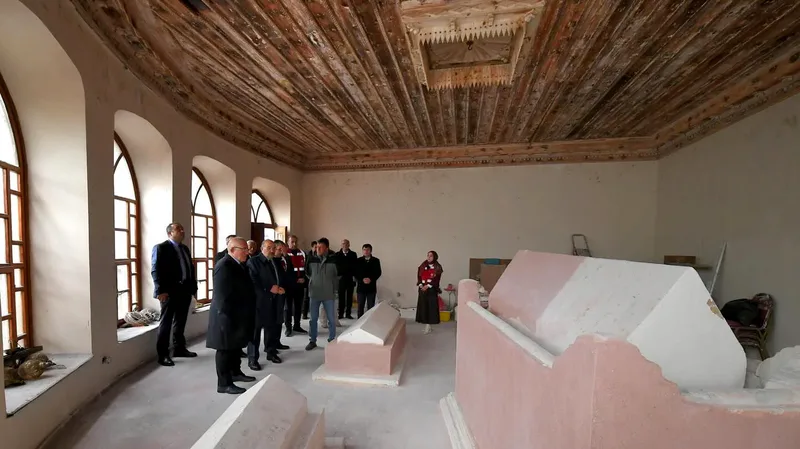 Balıkesir'in tarihi simgelerinden Karesi Bey Türbesi, aslına uygun restorasyonla geleceğe